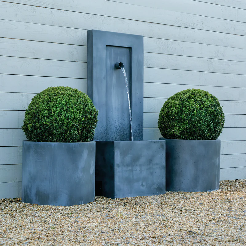 classic-garden-elements-enzo-gartenbrunnen-zink-wandbrunnen-grau-pumpe image 2