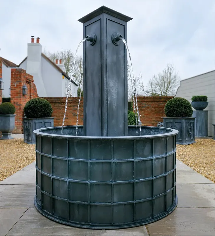 classic-garden-elements-sienna-marktbrunnen-zink-rund-pumpe image 1