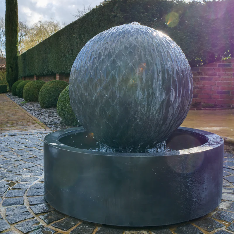 classic-garden-elements-leaf-ball-kugelbrunnen-zink-rund image 2