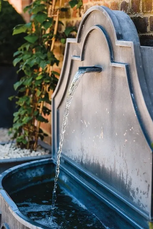 classic-garden-elements-tiber-wandbrunnen-zink-grau-mit-pumpe image 1