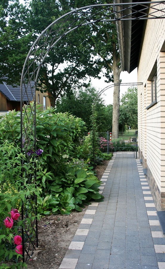 classic-garden-elements-bagatelle-rosenhalbbogen-metall-schwarz-150x260 image 5