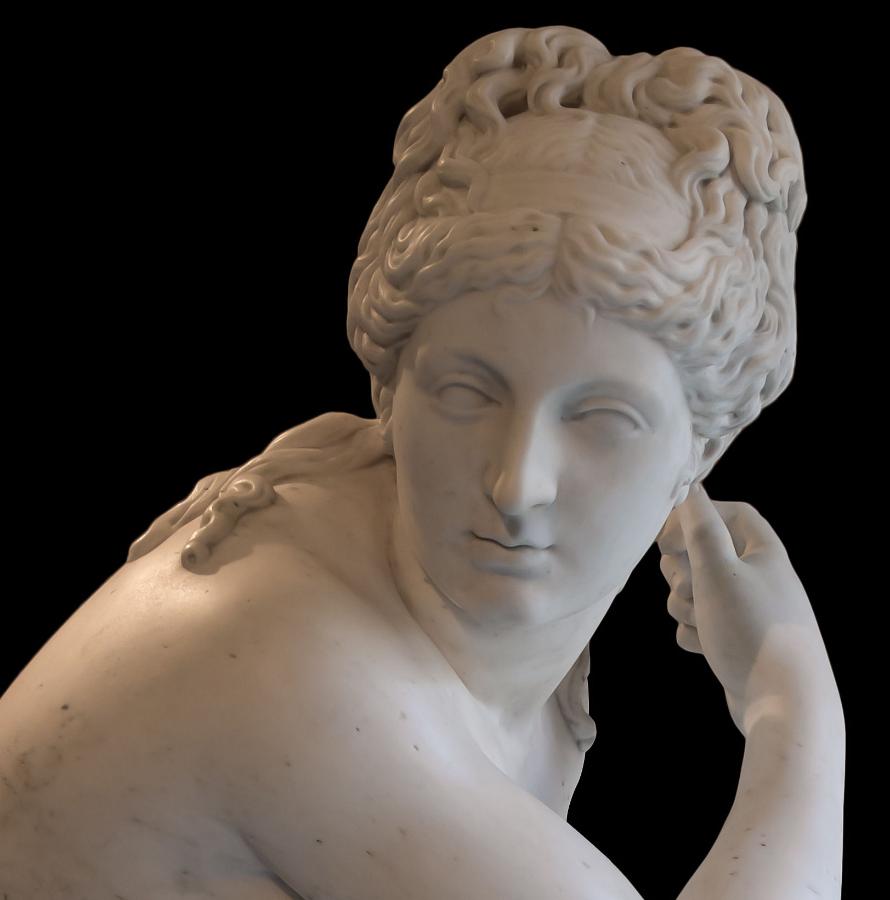 classic-garden-elements-kauernde-aphrodite-statue-lebensgro-antik image 3