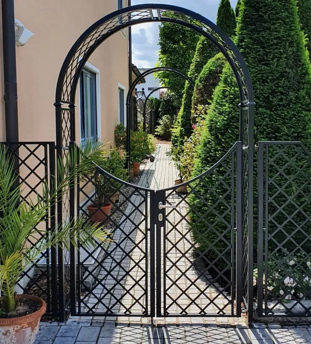 classic-garden-elements-portofino-rosenbogen-mit-tor-schwarz-2 image 1