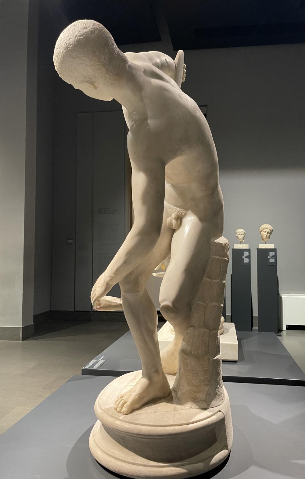 classic-garden-elements-discobolos-lancelotti-statue-lebensgro image 2