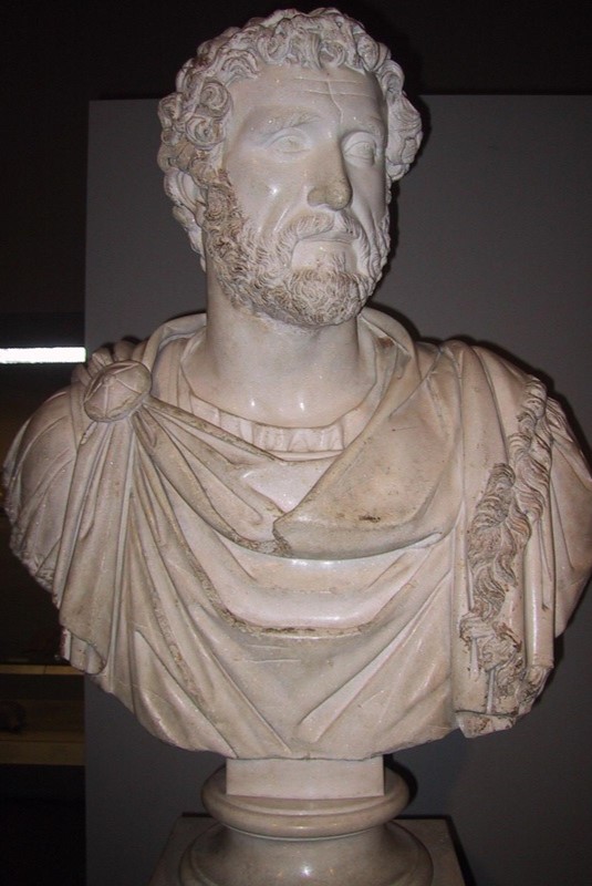 classic-garden-elements-antoninus-pius-statue-bronzeguss image 1