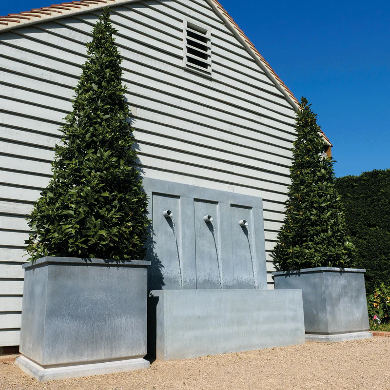 classic-garden-elements-enzo-gartenbrunnen-zink-wandbrunnen-grau-pumpe image 1