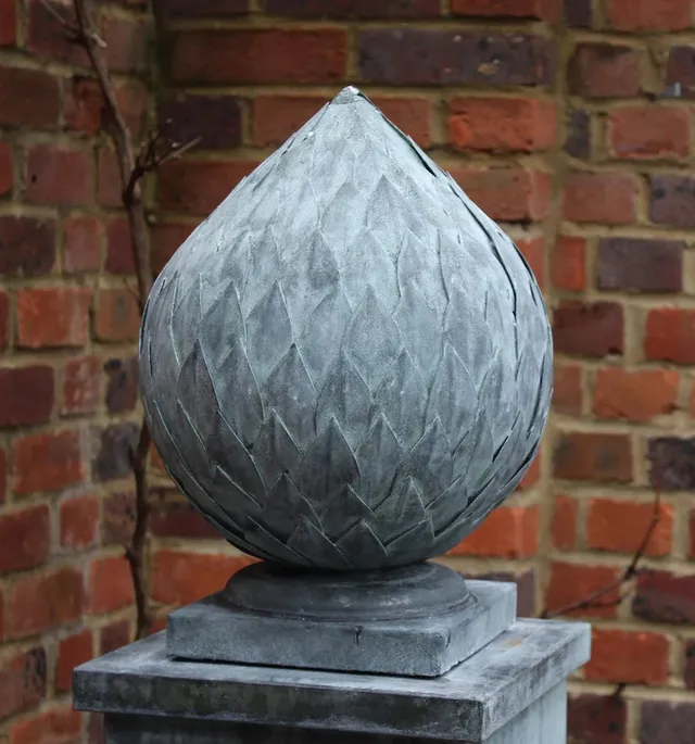 classic-garden-elements-zierartischocke-gartendeko-zink-patina-grau image 1