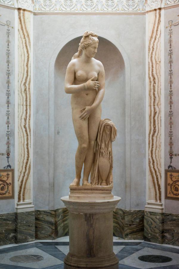 classic-garden-elements-kapitolinische-venus-bronze-statue-garten image 4
