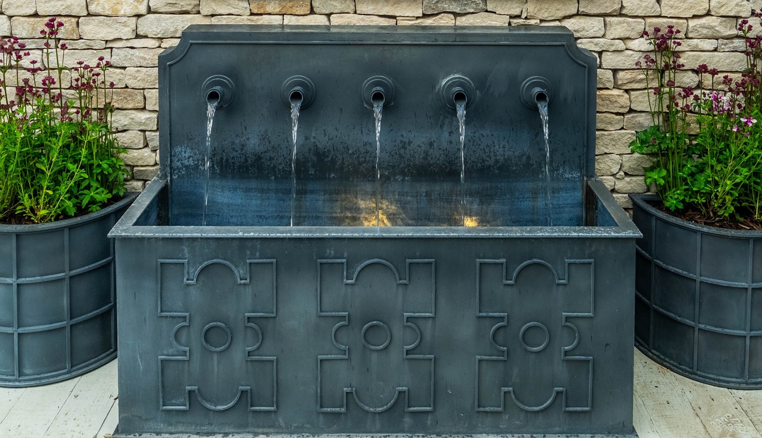 classic-garden-elements-grandeur-wandbrunnen-zink-garten image 3