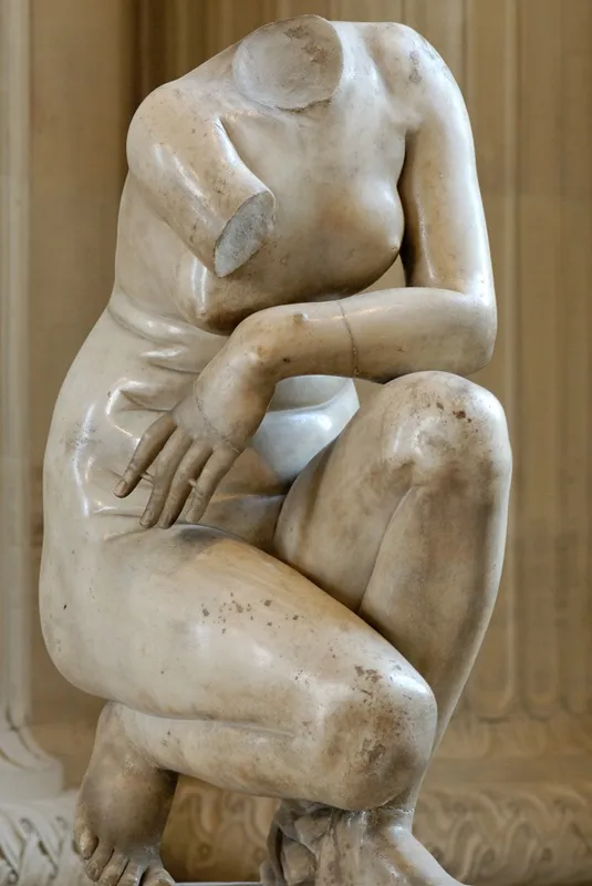 classic-garden-elements-kauernde-aphrodite-statue-lebensgro-antik image 1