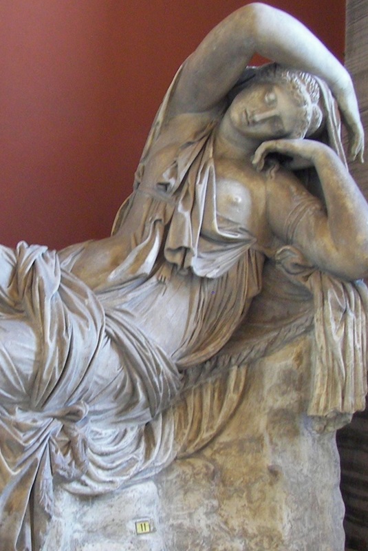 classic-garden-schlafende-ariadne-statue-marmor-bronze-garten image 1