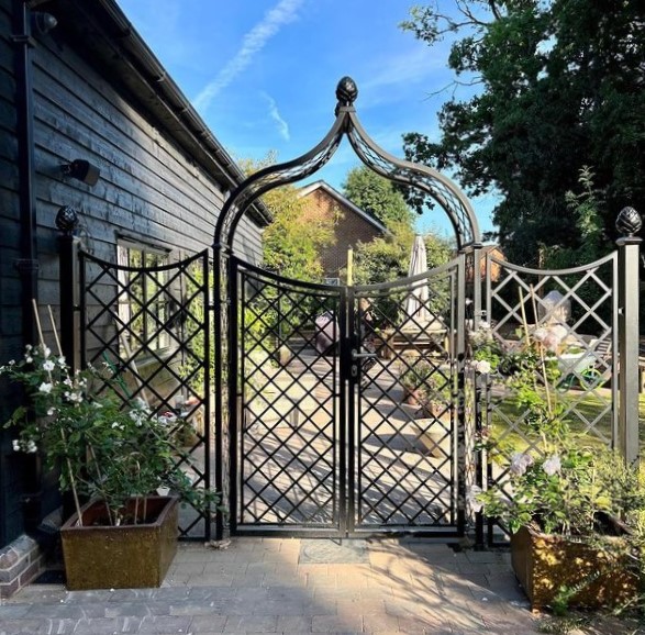 classic-garden-elements-brighton-rosenbogen-mit-tor-zaun image 3