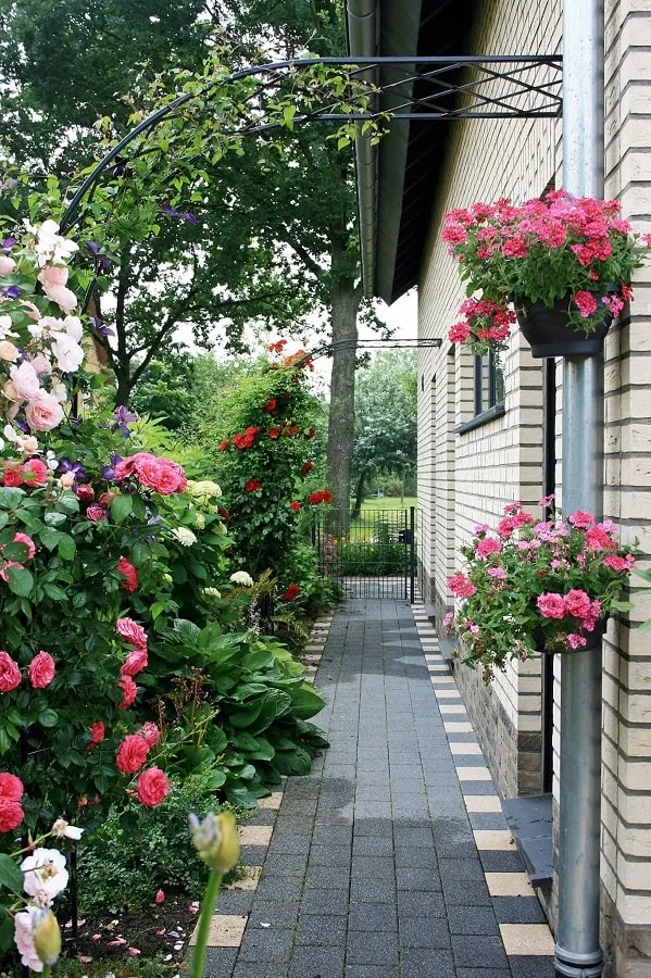 classic-garden-elements-bagatelle-rosenhalbbogen-metall-schwarz-150x260 image 1