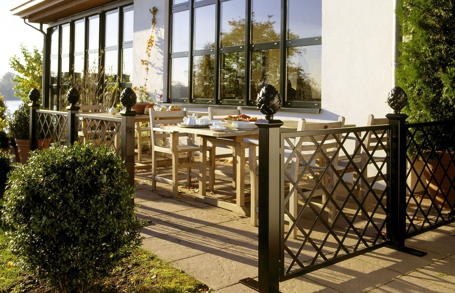 classic-garden-elements-restaurant-trenngitter-metall-schwarz-zaun image 5