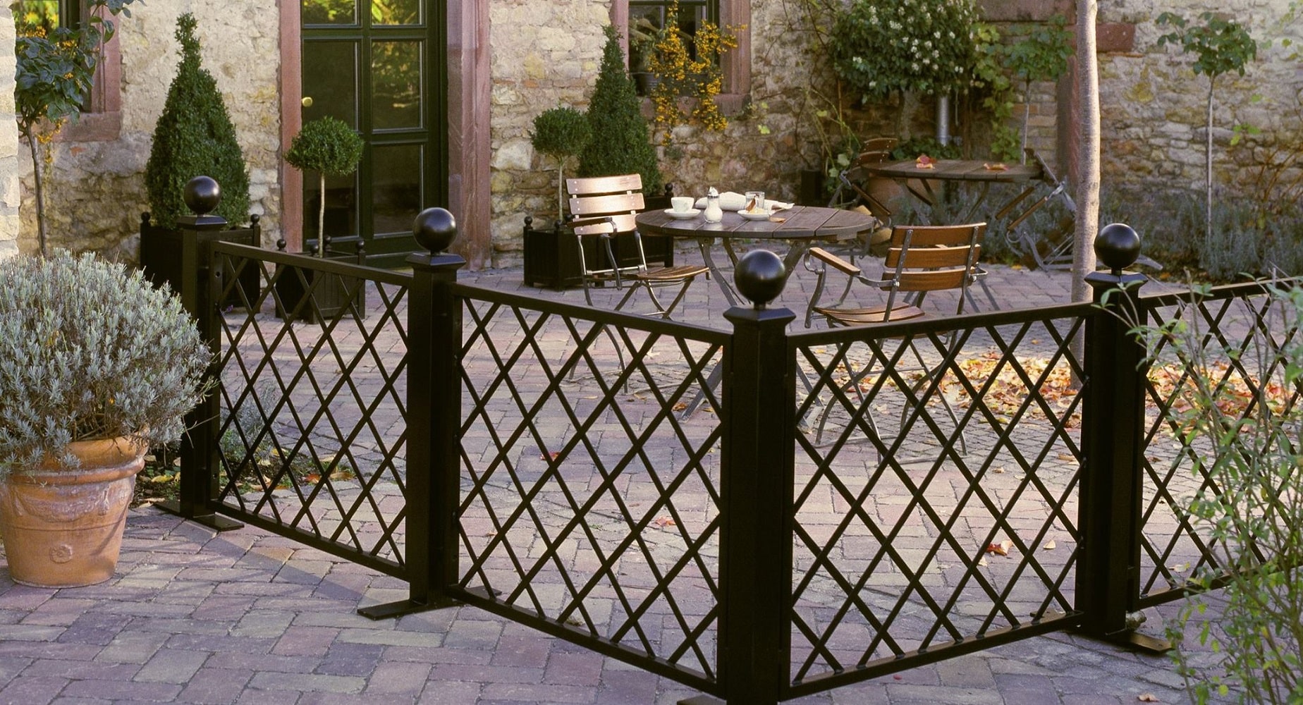 classic-garden-elements-restaurant-trenngitter-metall-schwarz-zaun image 3